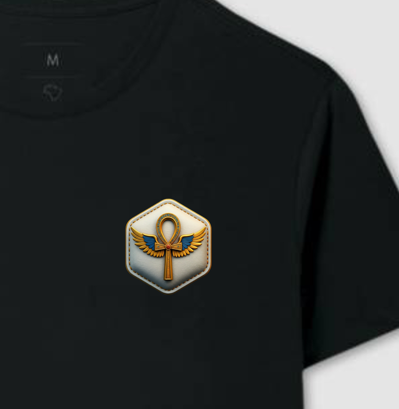 Camiseta Ankh com Asas da Deusa Ísis – Cura, Renascimento e Poder Sagrado