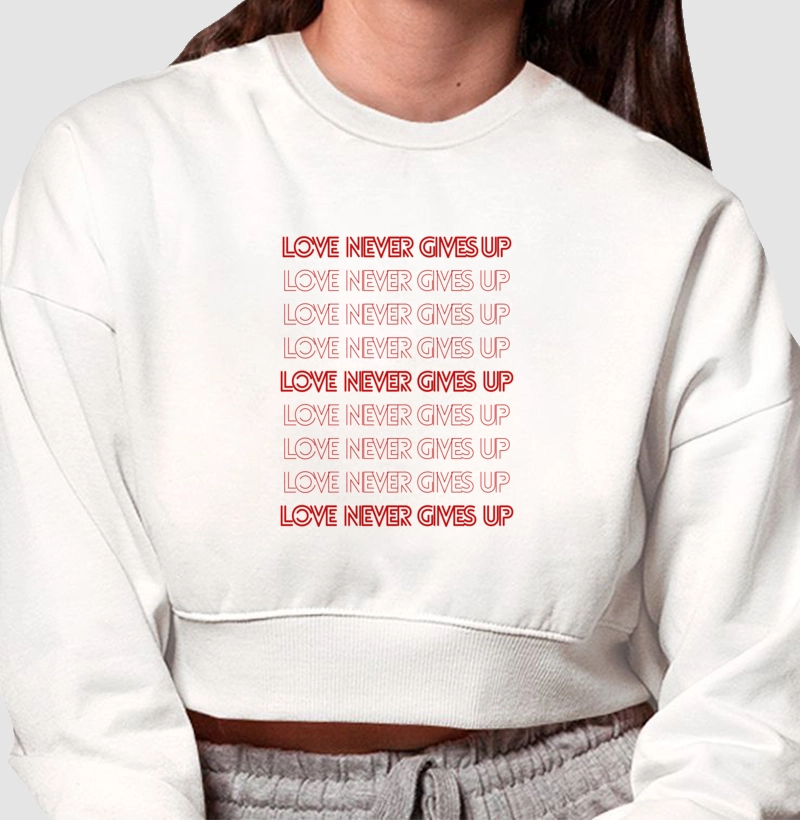 LOVE NEVER GIVES UP estampa vermelha
