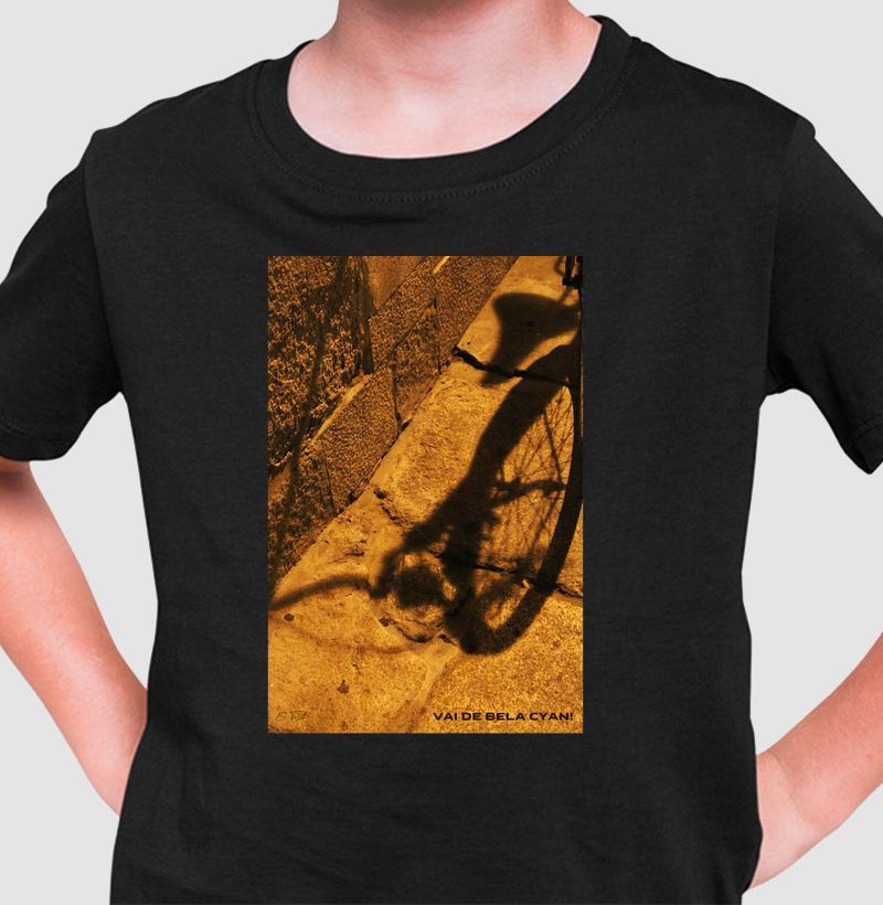 Camiseta Infantil "Vai de Bela Cyan" - Foto de sombra de bicicleta em Porto, Portugal
