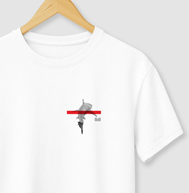 Tubarão com faixa vermelha