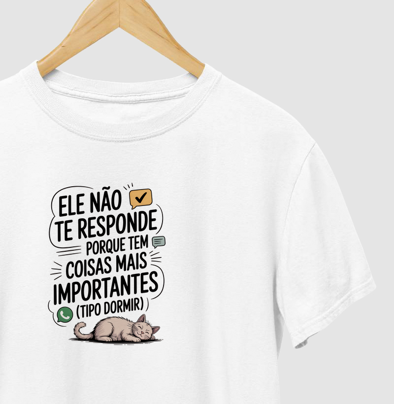 Ele não te responde porque tem coisas mais importantes (tipo dormir)