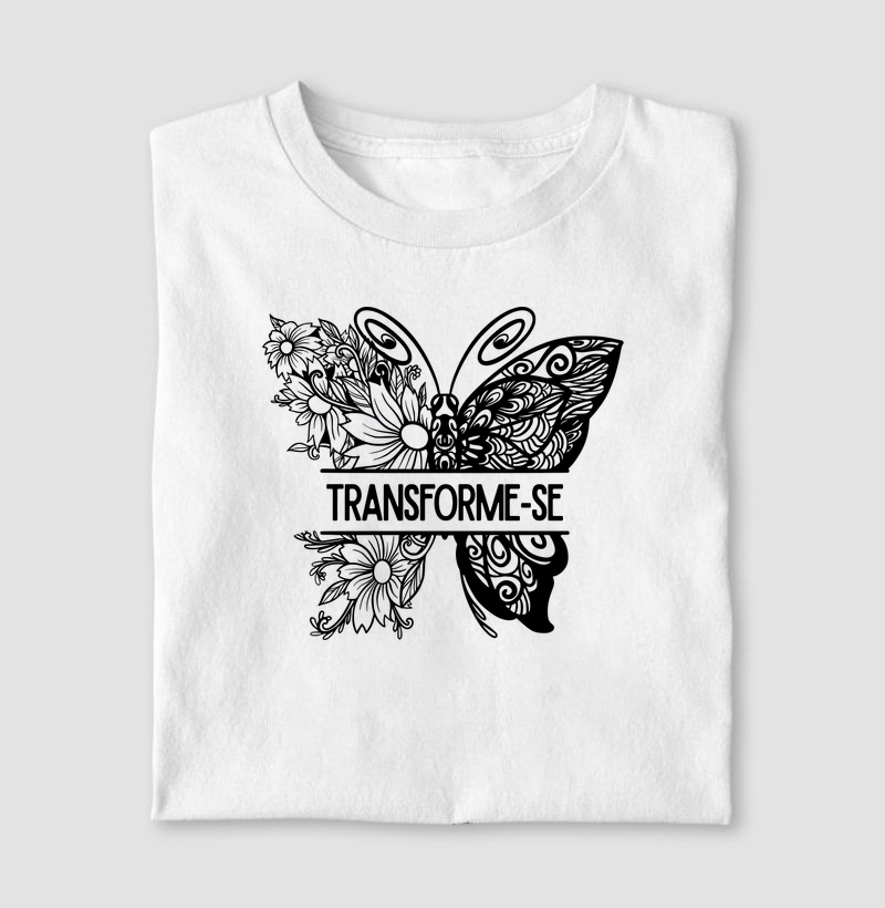A camiseta “Transforme-se” é um convite direto à mudança consciente e à evolução pessoal. A borboleta, elemento central da estampa, simboliza metamorfose, renascimento e liberdade, representando o processo de deixar antigas versões para trás e florescer em algo novo, mais alinhado com a própria essência.  Os detalhes florais integrados às asas reforçam a ideia de crescimento, beleza e delicadeza que nascem após períodos de transformação. A composição em contraste com o fundo escuro destaca a força da mensagem, tornando a peça expressiva, simbólica e atemporal.  Produzida em 100% algodão penteado 30/1, a camiseta oferece toque macio, conforto superior e excelente caimento. A malha é leve, respirável e resistente, ideal para o uso diário e para quem busca uma peça com significado profundo sem abrir mão da qualidade.  ✨ Destaques do produto:  Estampa exclusiva com mensagem de transformação  Borboleta como símbolo de metamorfose e mudanças  Elementos florais que representam crescimento e renovação  100% algodão penteado 30/1  Toque suave e confortável  Caimento leve e agradável  Vista a mudança. Honre seus processos. Permita-se transformar.
