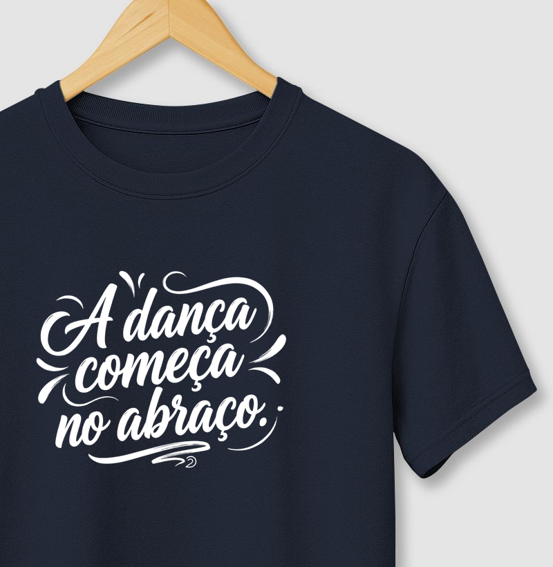 A dança começa no abraço.