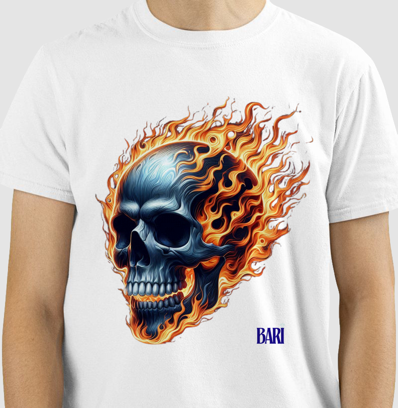 Camiseta com Estampa de Caveira com Detalhes de Fogo