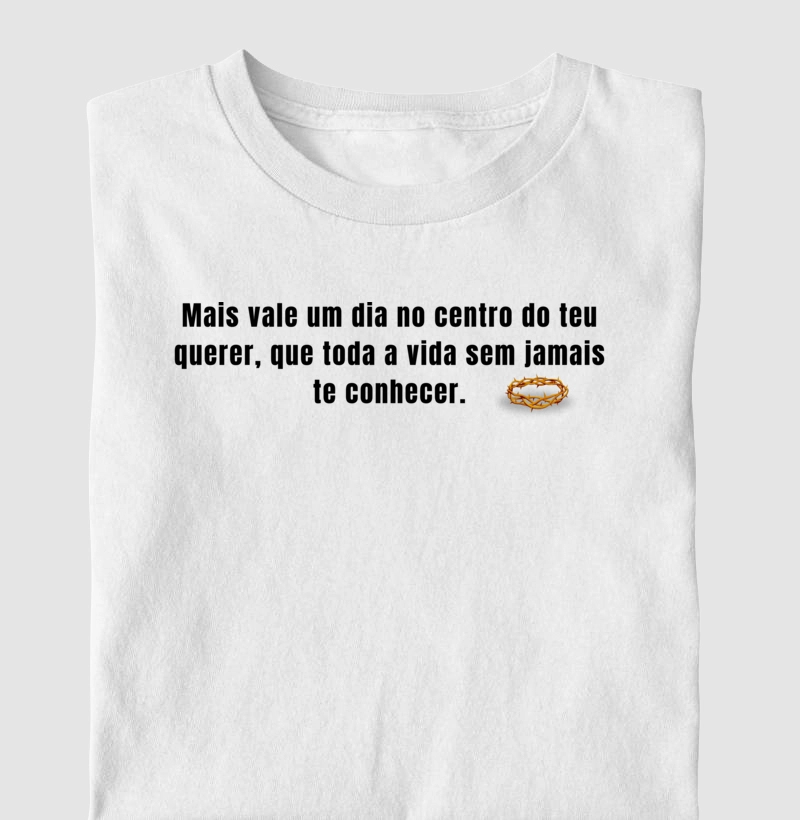 Camiseta cristã com frase de fé "Mais vale um dia no centro do teu querer" em letras pretas