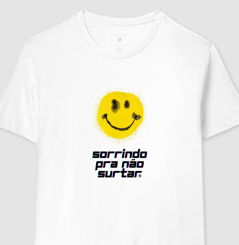 Camiseta Sorrindo pra não surtar com frase