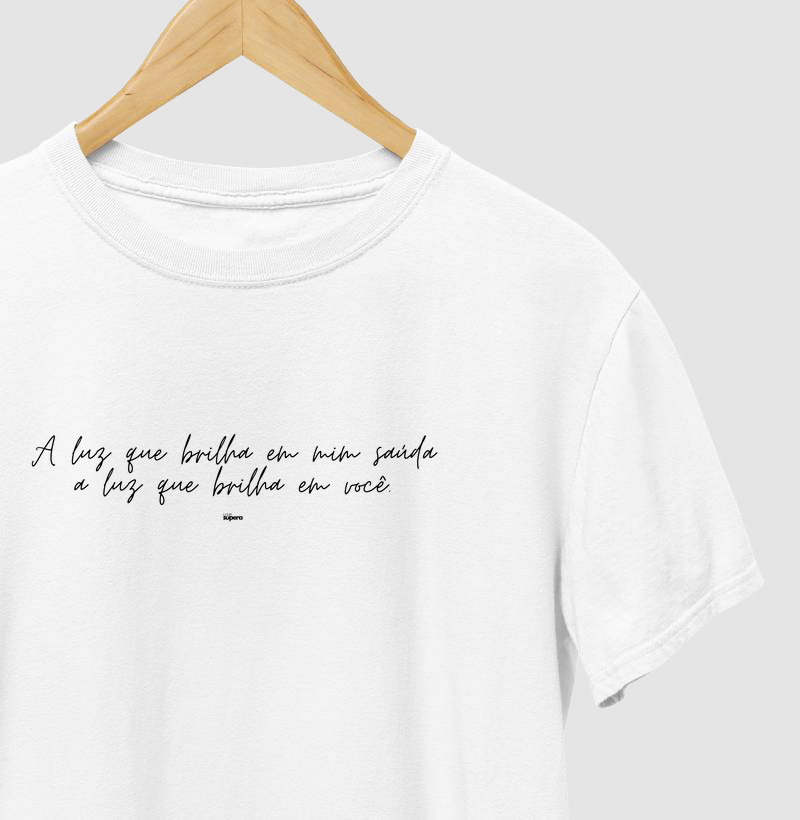 Camiseta "A luz que brilha em mim"
