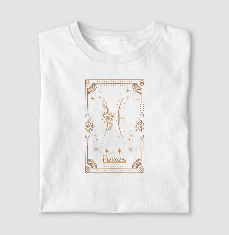 PEIXES — Tarô da Sensibilidade & Sonhos  Nesta estampa mística, o símbolo de Peixes flutua em dourado dentro de uma carta que lembra águas profundas, intuição e imaginação espiritual. Os elementos astrais criam uma atmosfera de sonhos, empatia e conexão com o invisível. Produzida em 100% algodão 30.1 penteado, entrega maciez, suavidade e conforto envolvente. Uma peça para quem sente o mundo com coragem e poesia.