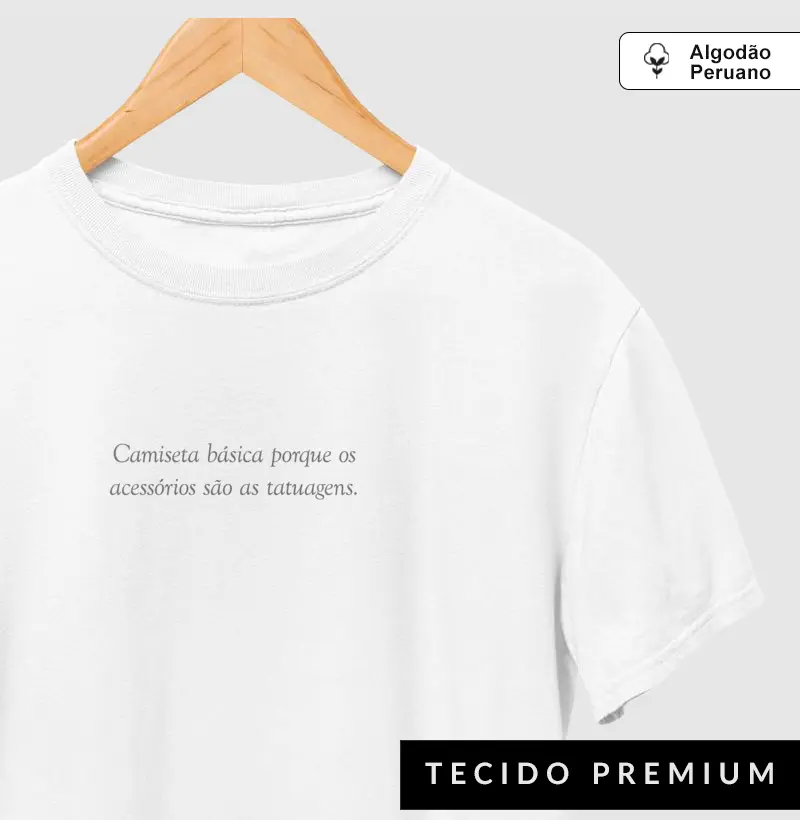 Camiseta básica porque os acessórios são as tatuagens.