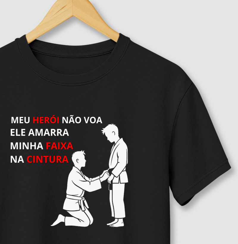 MEU HEROI NÃO VOA. ELE AMARRA MINHA FAIXA NA CINTURA