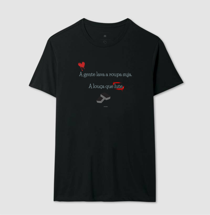 CAMISETA ESPECIAL COLEÇÃO AMOR NO CAOS :"A GENTE LAVA A ROUPA SUJA. A LOUÇA QUE LUTE."