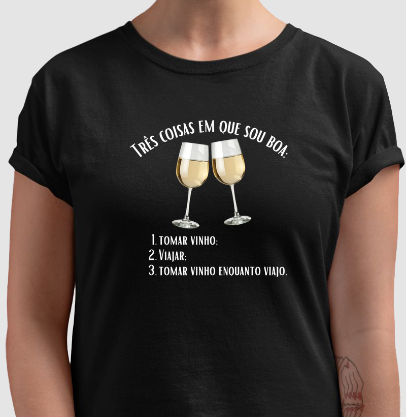 Três Coisas em Que Sou Boa: tomar vinho e viajar - Camiseta Feminina
