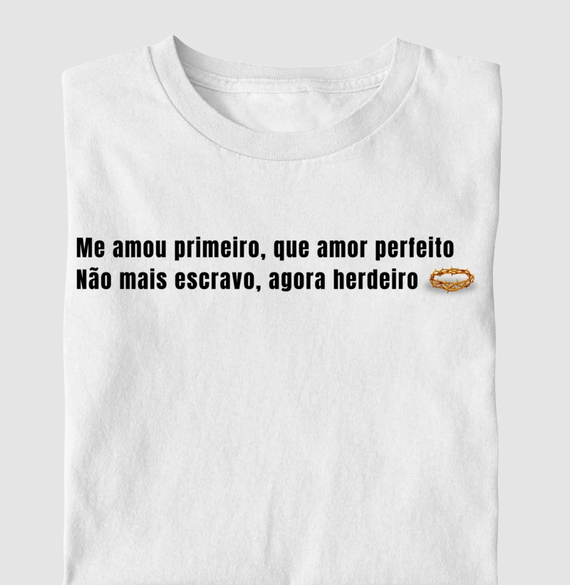 Camiseta cristã marca Eterno King com frases de fé "Me amou primeiro" em letras pretas