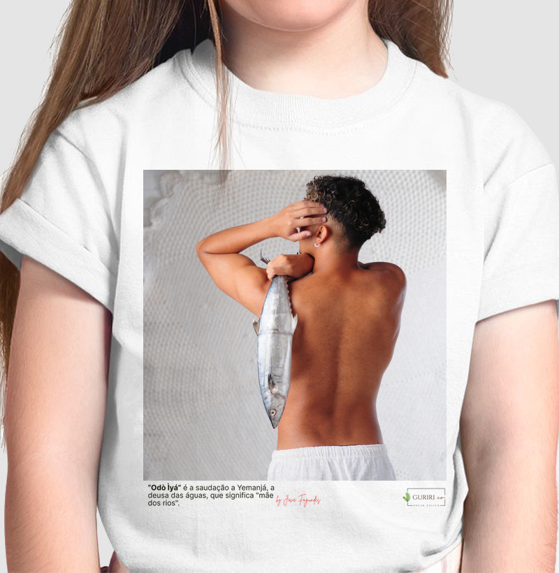 Camiseta Infantil - COLAB - Iemanjá - Proteção - Com Fundo - by Jove Fagundes