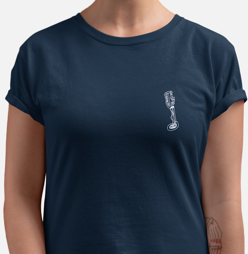  MICROFONE BOLSO -  Camiseta masc/fem puro algodão, fio penteado. Costuras duplas. Estampa exclusiva, caimento perfeito! Modelagem feminina acinturada.