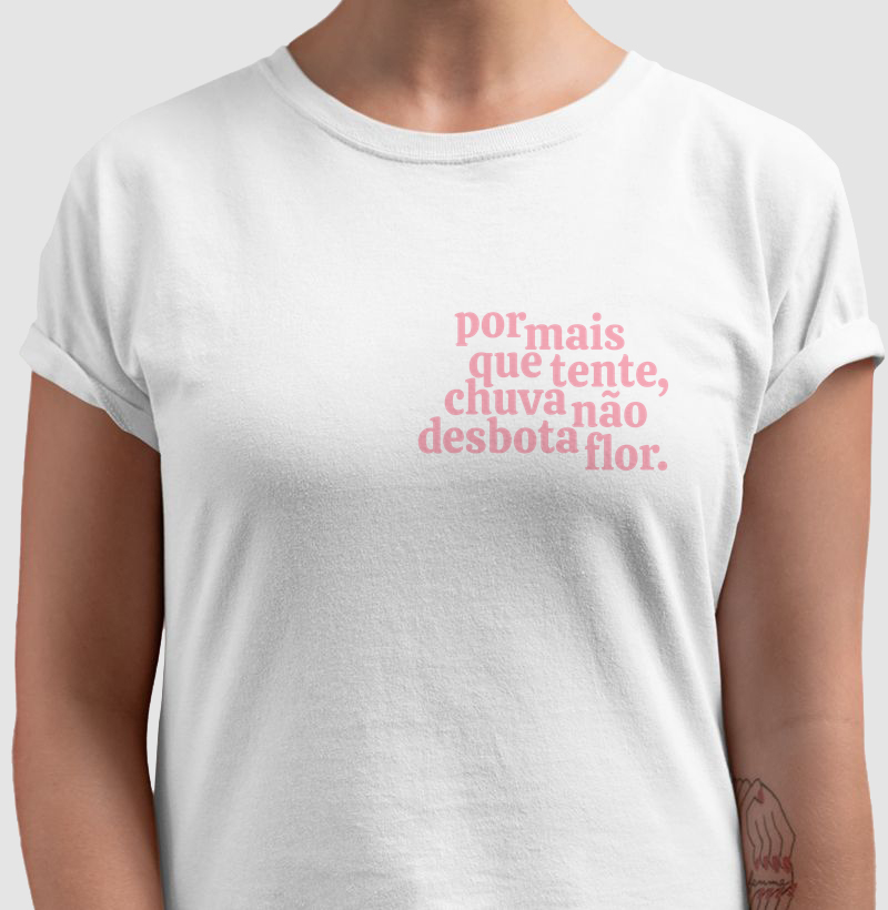Por mais que tente chuva não desbota flor. 