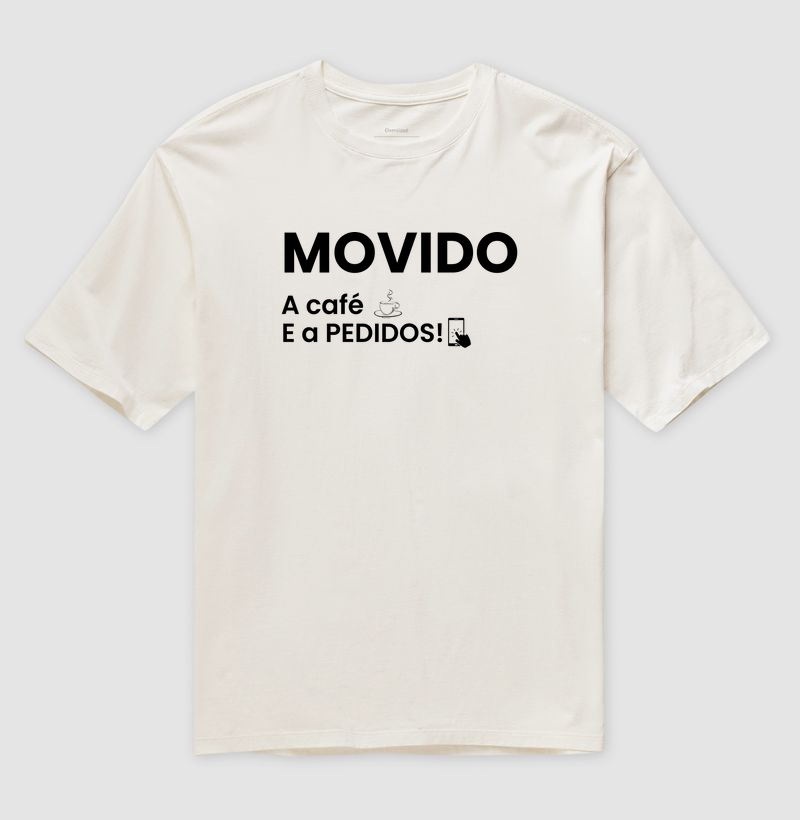 Camiseta Movido a café e a pedido 