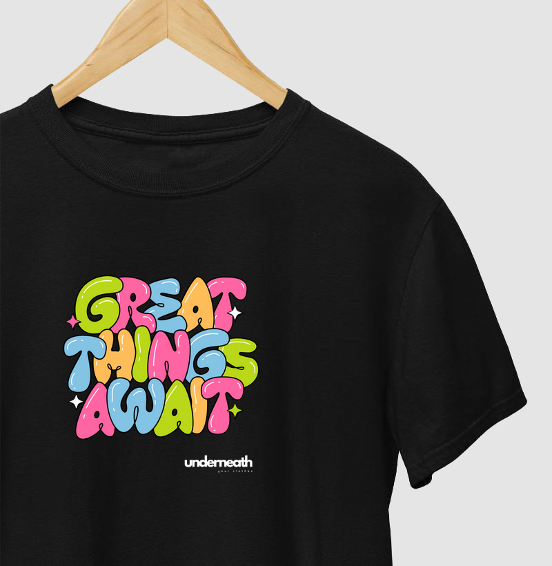 camiseta great things await