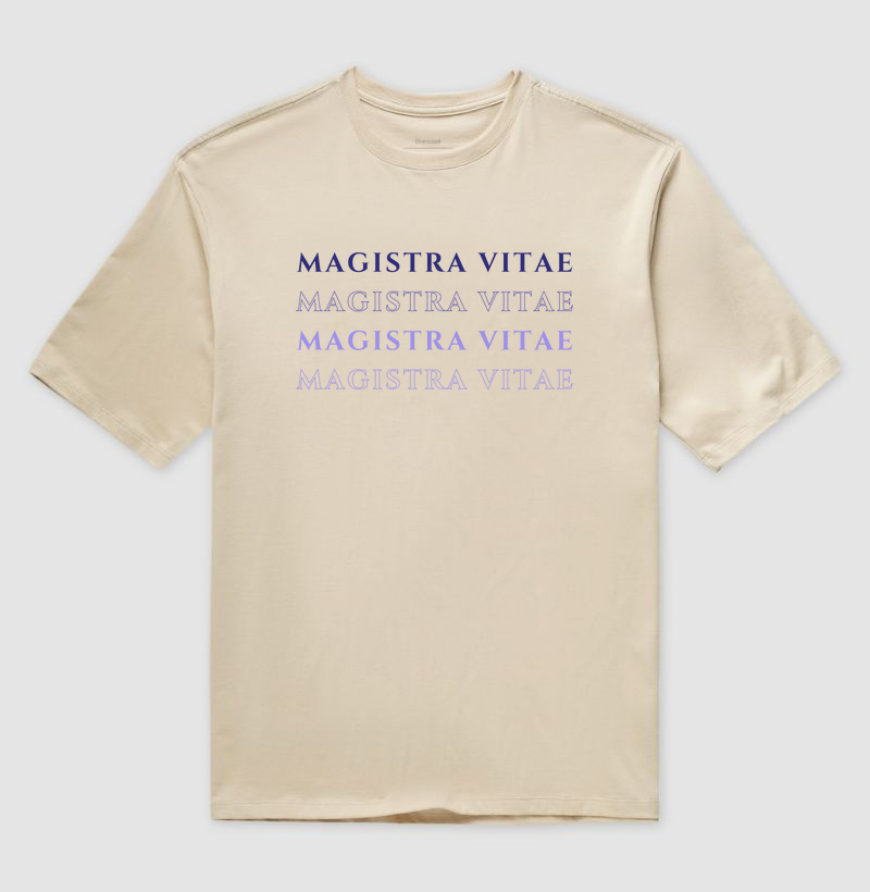 Camiseta Oversized Magistra Vitae: A História é Mestra da Vida
