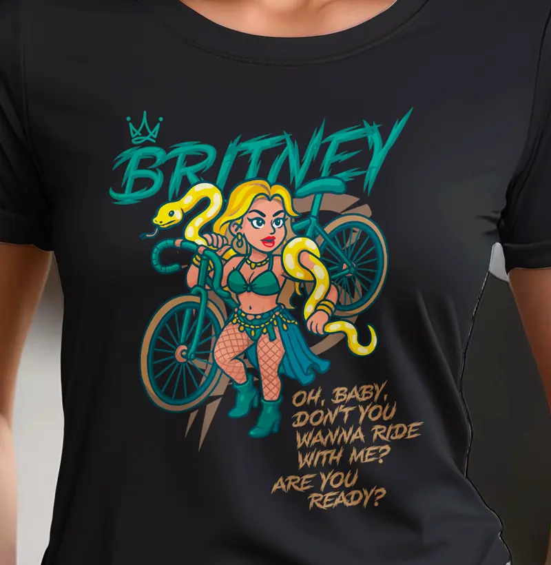 Britney pedalando com cobra