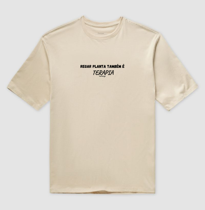 Camiseta Regar Planta Também É Terapia – Para Quem Cultiva a Calma - Na Manga