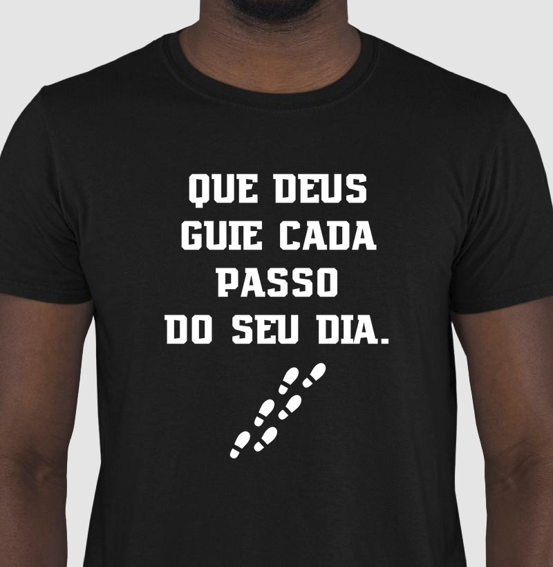 Camiseta Cristã "Que Deus Guie Cada Passo do Seu Dia" – Proteção e Fé em Movimento
