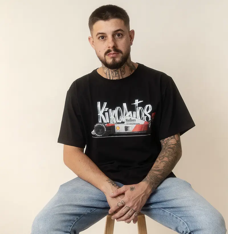 Camiseta - F1 Kikoautos - Preta ou Vermelha - by Reserva Ink 