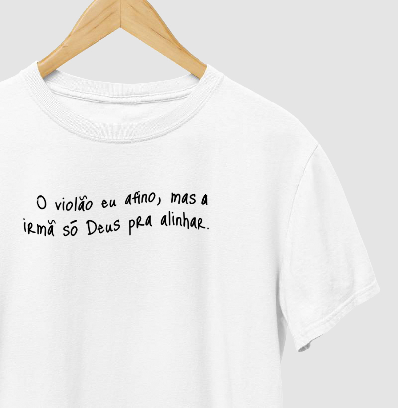 Camisa "O violão eu afino, mas a irmã só Deus pra alinhar."
