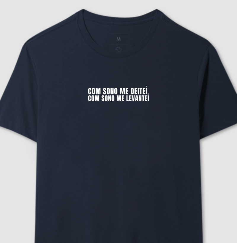Camiseta Com sono me deitei com sono me levantei minimalista