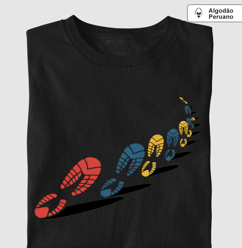 Estampa de Corrida | Design com Pegadas de Tênis em Trajetória Abstrata | Camiseta Exclusiva para Corredores