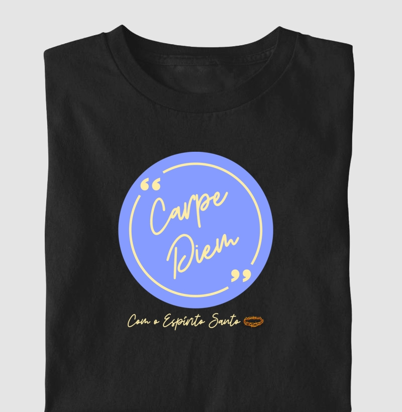 Camiseta cristã com frases de fé em letras claras "Carpe Diem"