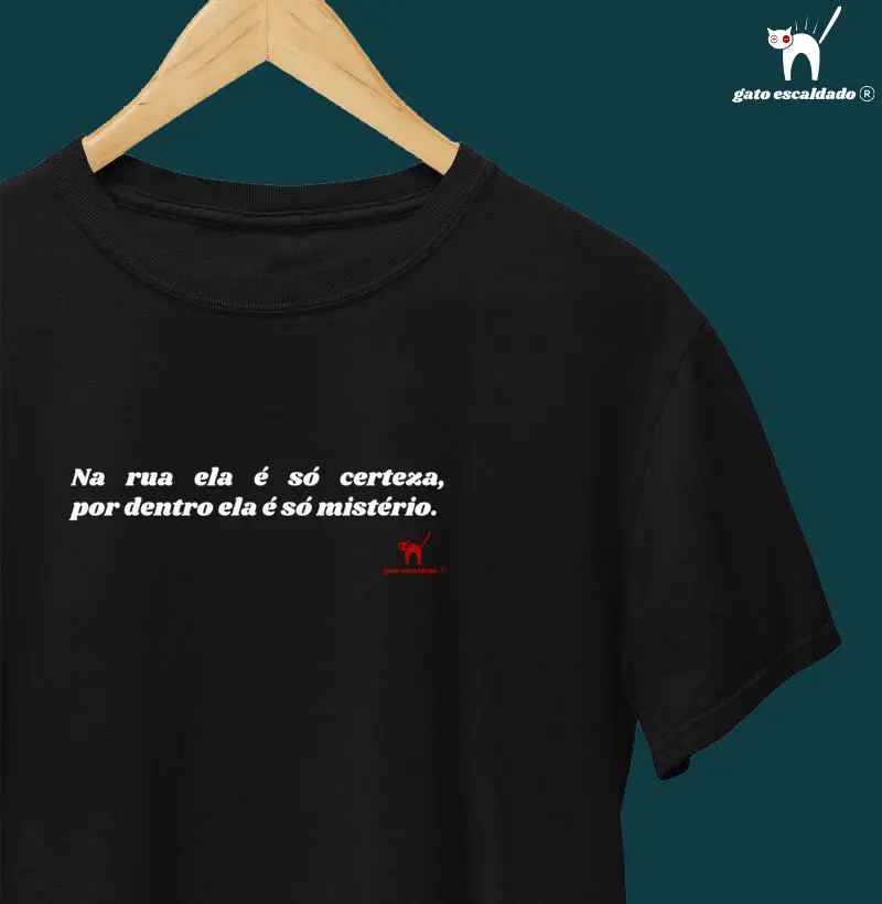 Camiseta Por Dentro Ela é só Mistério