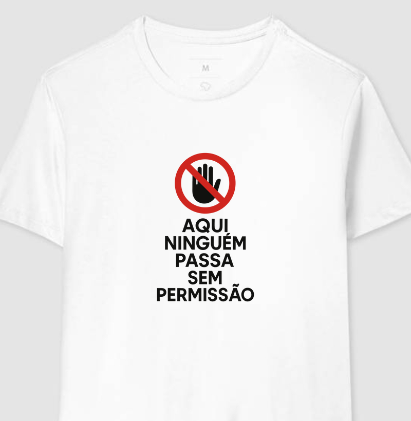 Camiseta Aqui ninguém passa sem permissão (CYB)