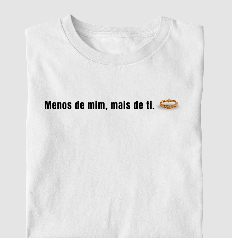 Camiseta cristã marca Eterno King com frases de fé em letras pretas "Menos de mim"