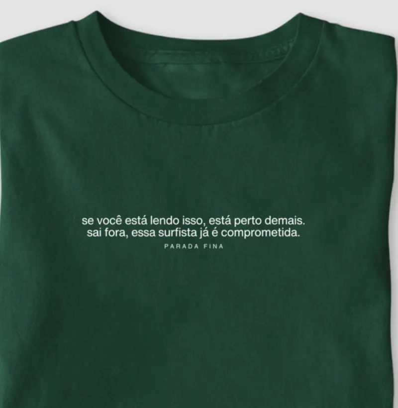 se você está lendo isso, está perto demais. sai fora, essa surfista já é comprometida.
