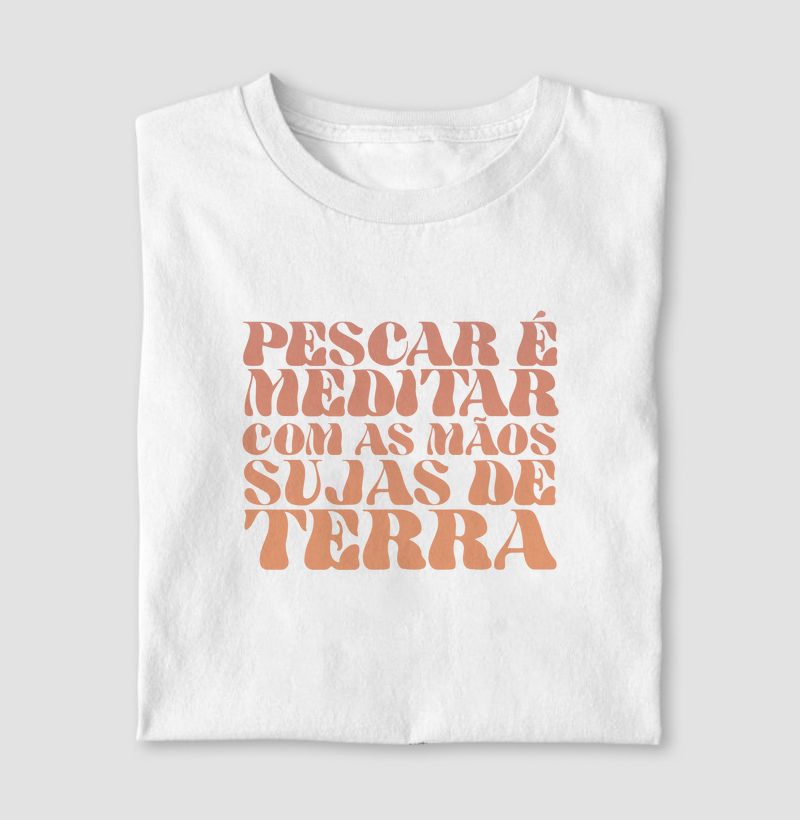 Pescar é meditar com as mãos sujas de terra.