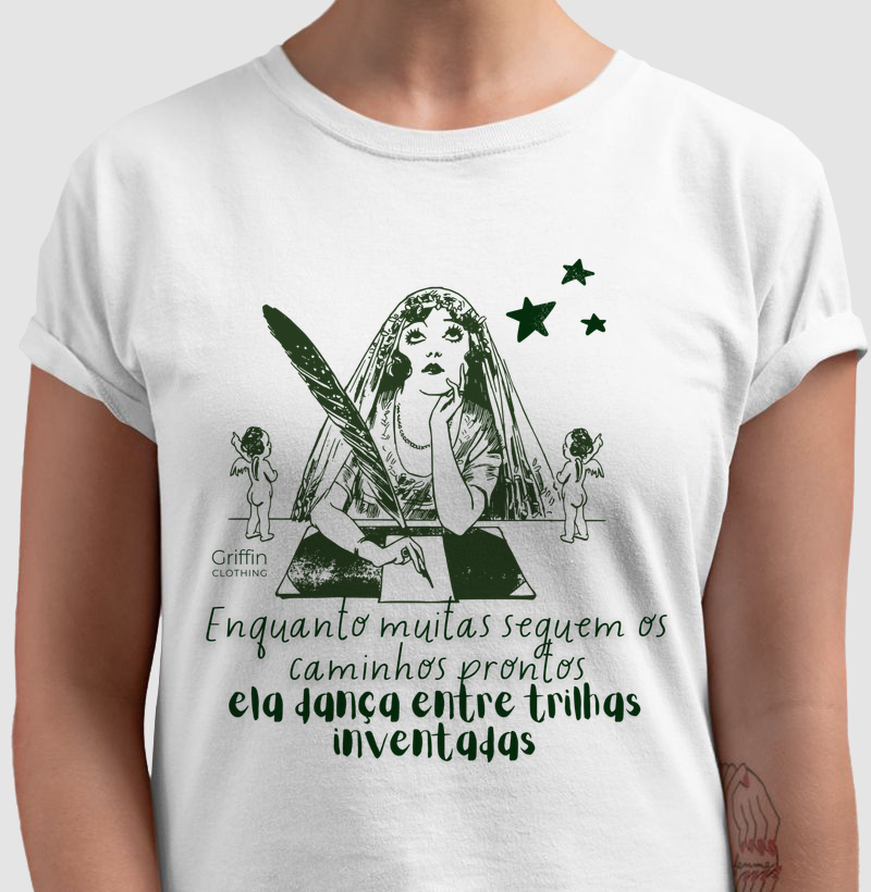 CAMISETA FEMININA ELA DANÇA ENTRE TRILHAS INVENTADAS