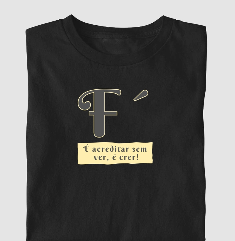 Camiseta cristã marca Eterno King com frases de fé "Fé é Acreditar" em letra cinza