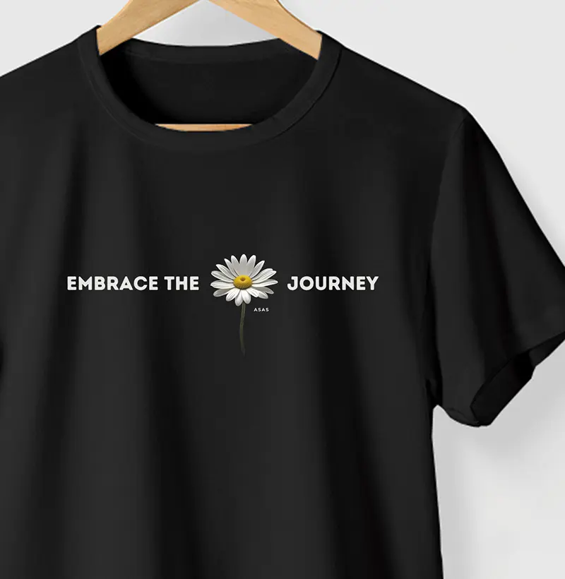 Camiseta EMBRACE THE JOURNEY - PRETA - (100% ALGODÃO)