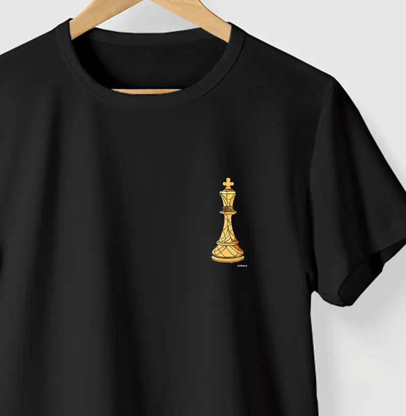 Camiseta RAINHA XADREZ - PRETA - (100% Algodão)