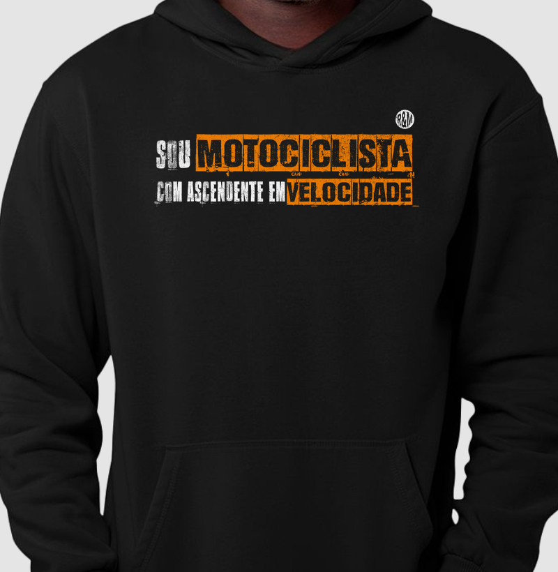 Motociclista com ascendente em velocidade