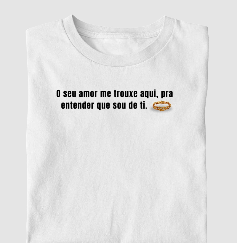 Camiseta cristã com frase de fé "O seu amor me trouxe aqui" em letras pretas