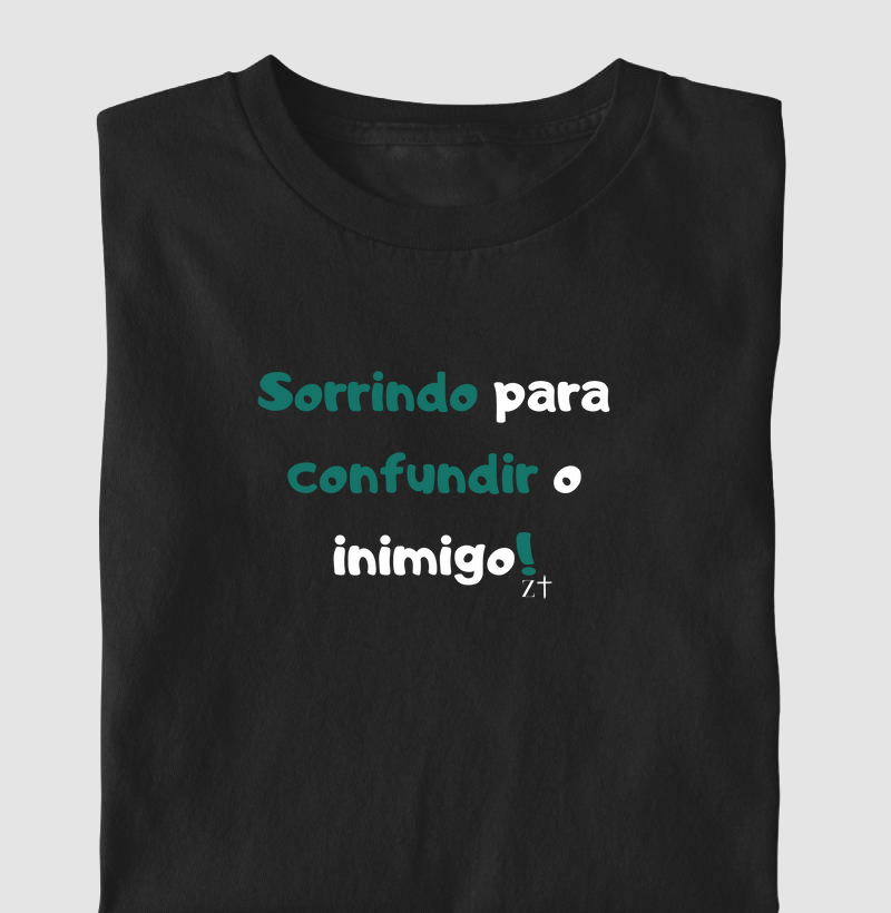 Sorrindo para confundir o inimigo!