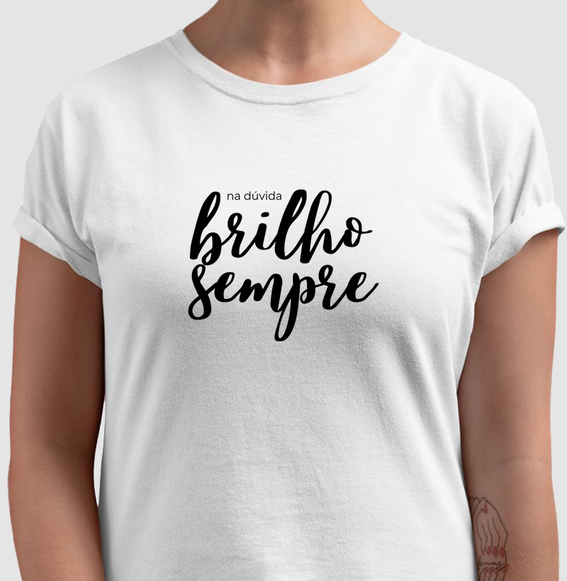 Camiseta "Na dúvida, brilho sempre"