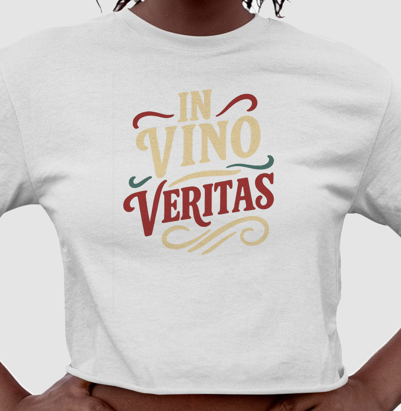 Camiseta Cropped In Vino Veritas Lettering