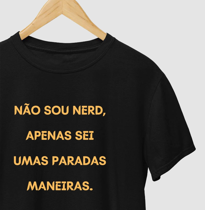 Camiseta "Não Sou Nerd Apenas Sei Umas Paradas Maneiras"