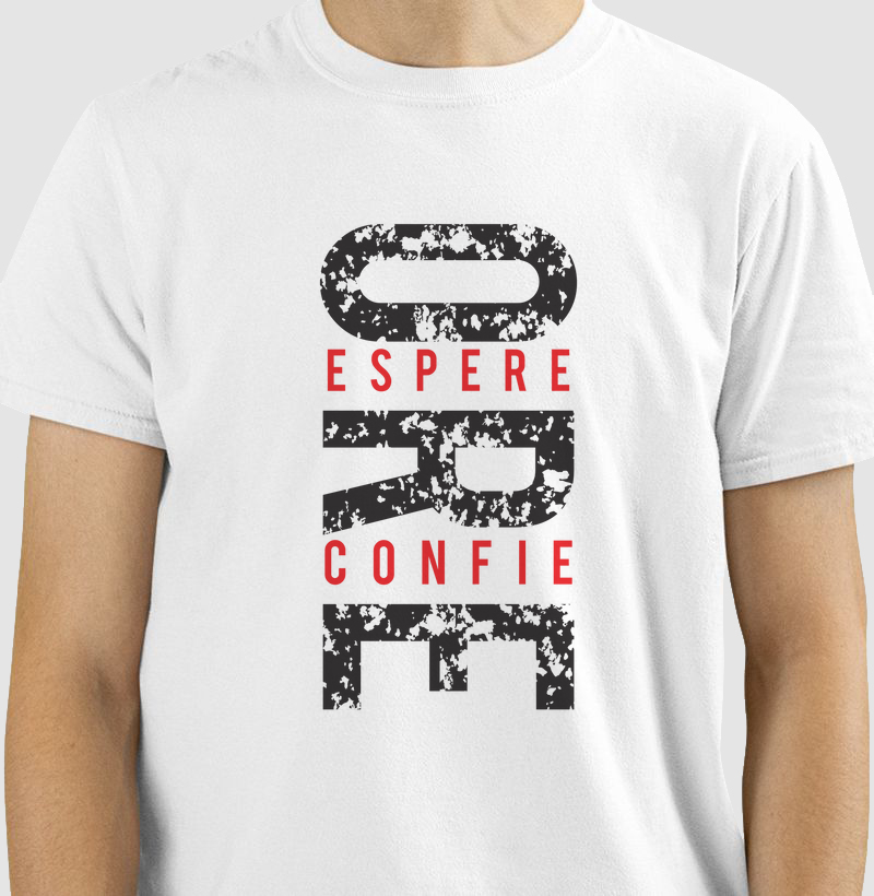 Camiseta Ore Espere Confie 