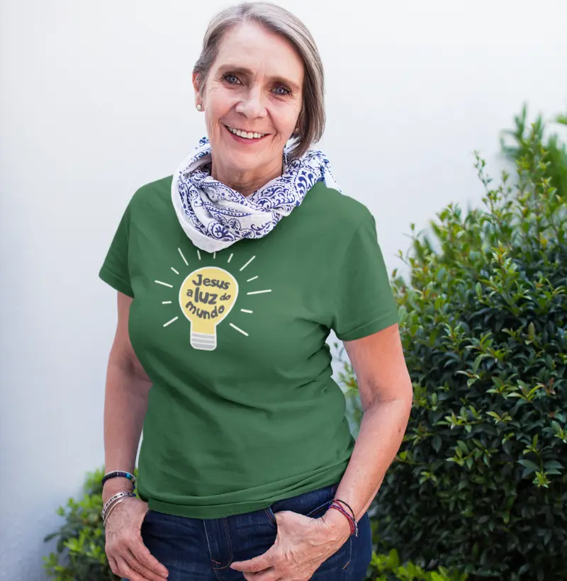 Camiseta Personalizada | Jesus a Luz do Mundo | Fé Iluminada | Inspiração Cristã