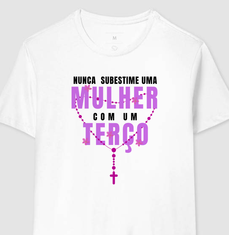 Nunca Subestime uma Mulher com um Terço em Algodão