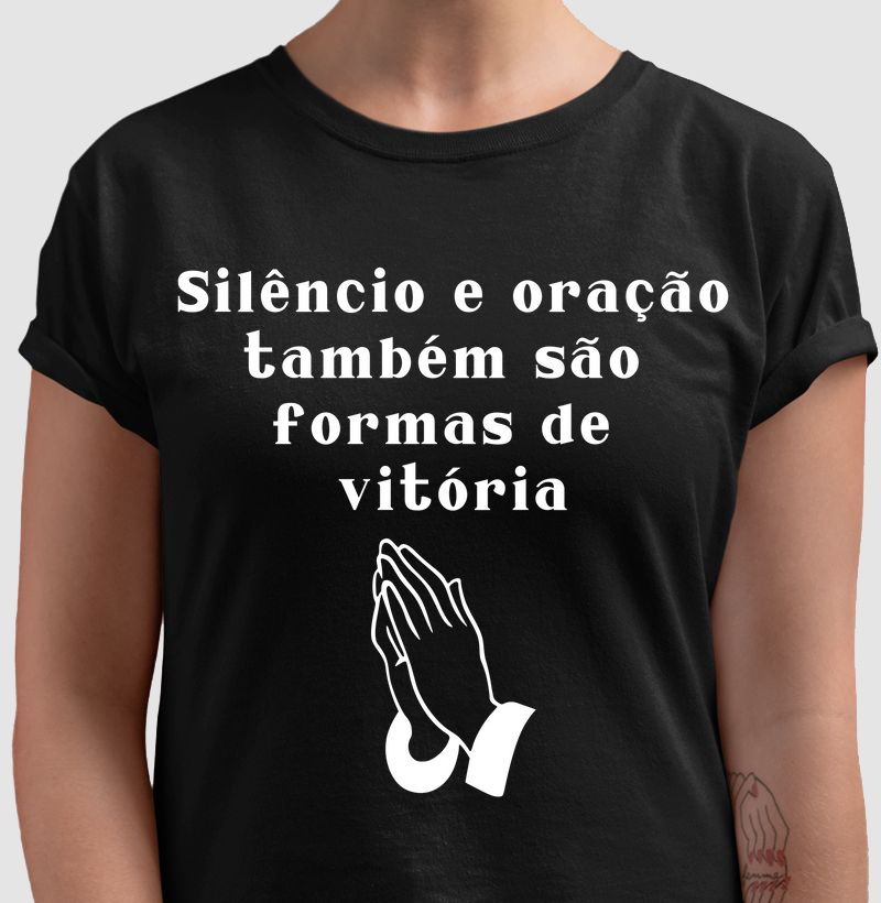 Camiseta Cristã "Silêncio e Oração Também São Forma de Vitória" – Fé que Fala no Silêncio